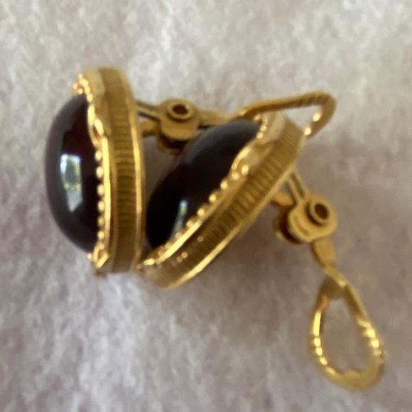 Ruby Red Glass Cabochon Vintage Earrings Oval Framed Gold Plated Vintage… - Picture 8 of 9